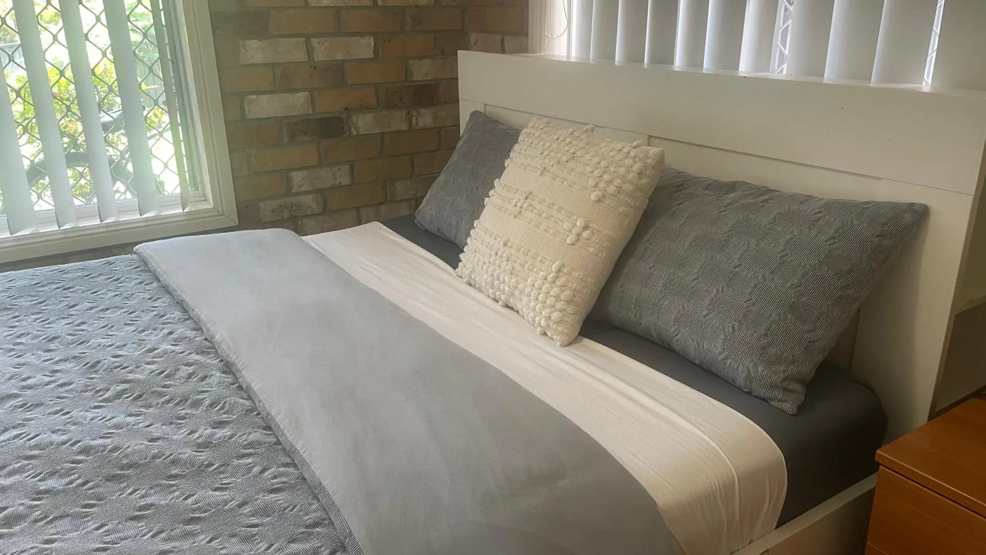 Spacious Studio Unit Rochedale South Apartment